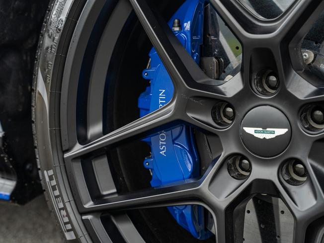 ASTON MARTIN Dbx Photo 44