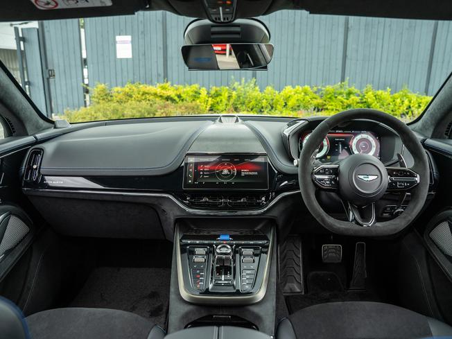 ASTON MARTIN Dbx Photo 10