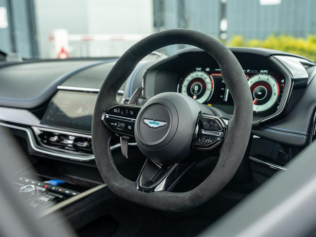 ASTON MARTIN Dbx Photo 12