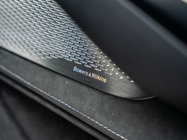 ASTON MARTIN Dbx Photo 21