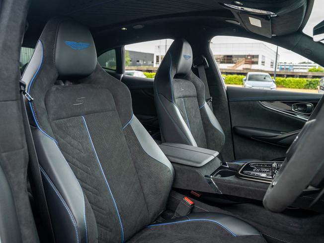 ASTON MARTIN Dbx Photo 22