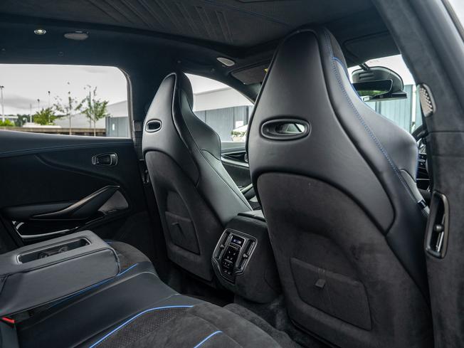 ASTON MARTIN Dbx Photo 26