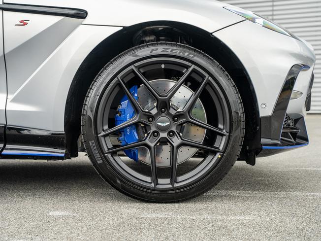 ASTON MARTIN Dbx Photo 4