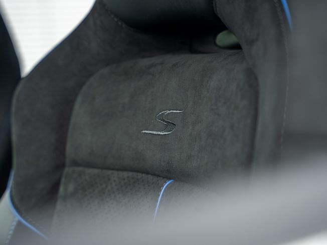 ASTON MARTIN Dbx Photo 5