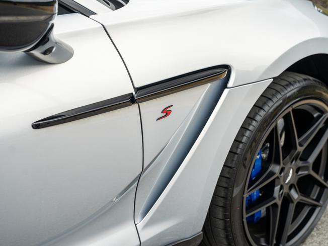 ASTON MARTIN Dbx Photo 9