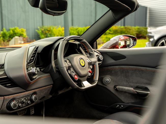 FERRARI 488 Photo 28