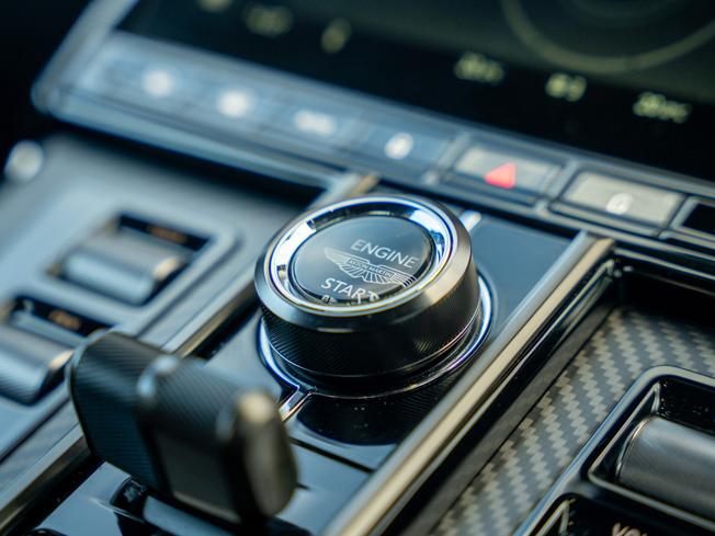 ASTON MARTIN Vantage Photo 14