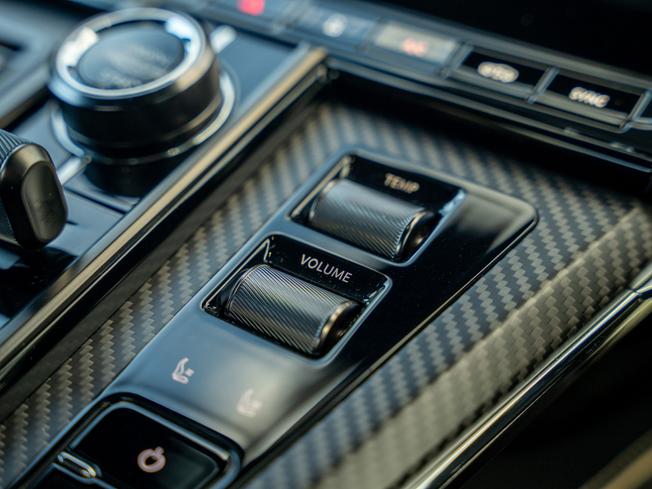 ASTON MARTIN Vantage Photo 15