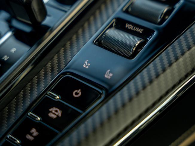 ASTON MARTIN Vantage Photo 17