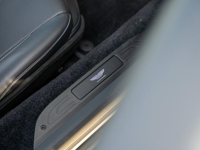 ASTON MARTIN Vantage Photo 23
