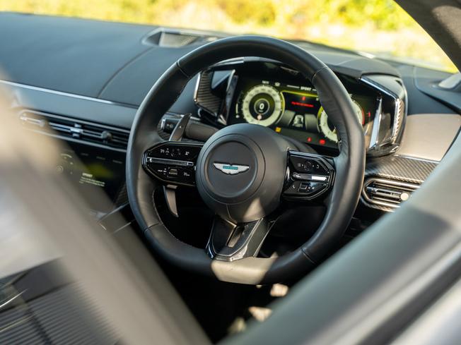 ASTON MARTIN Vantage Photo 24