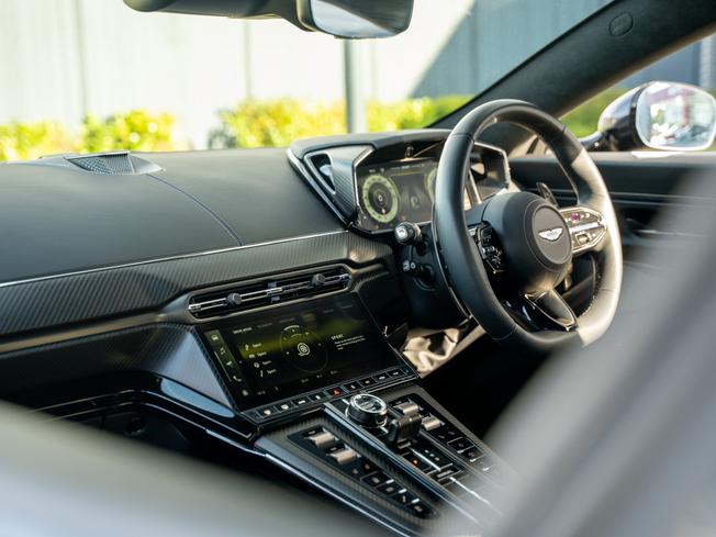 ASTON MARTIN Vantage Photo 25