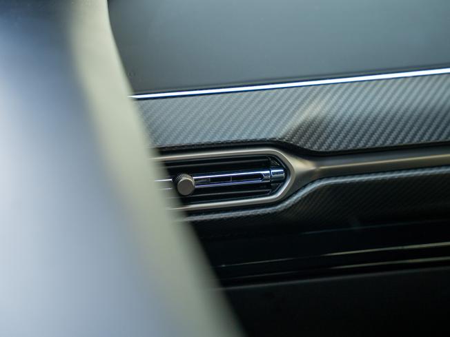 ASTON MARTIN Vantage Photo 26