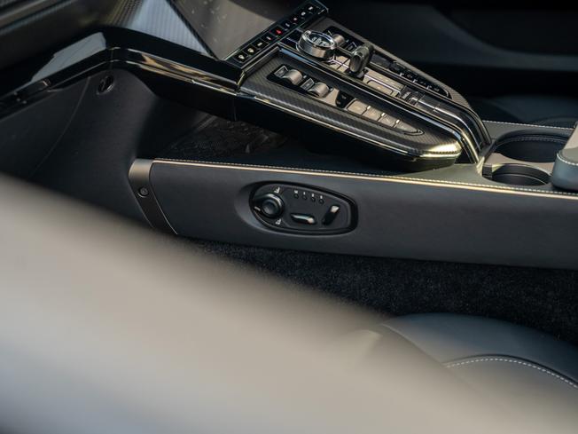 ASTON MARTIN Vantage Photo 29