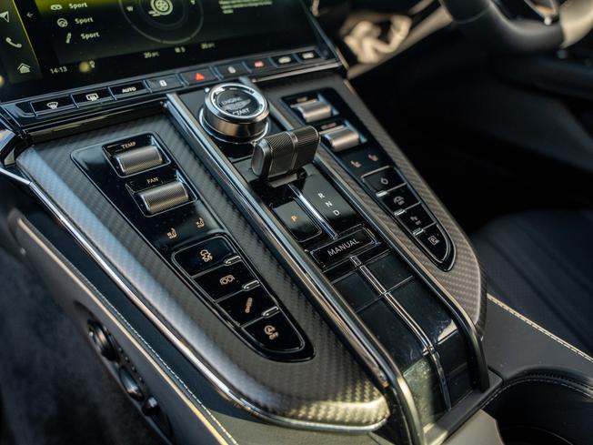 ASTON MARTIN Vantage Photo 31