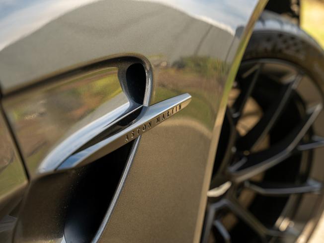 ASTON MARTIN Vantage Photo 9