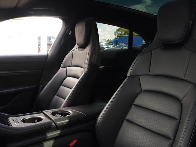 PORSCHE Taycan Photo 10