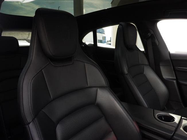 PORSCHE Taycan Photo 12