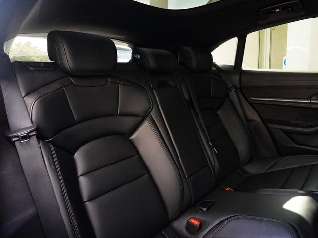 PORSCHE Taycan Photo 13
