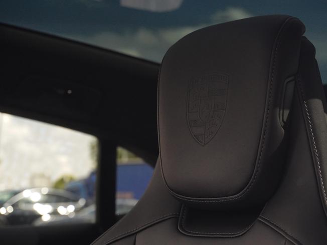 PORSCHE Taycan Photo 14