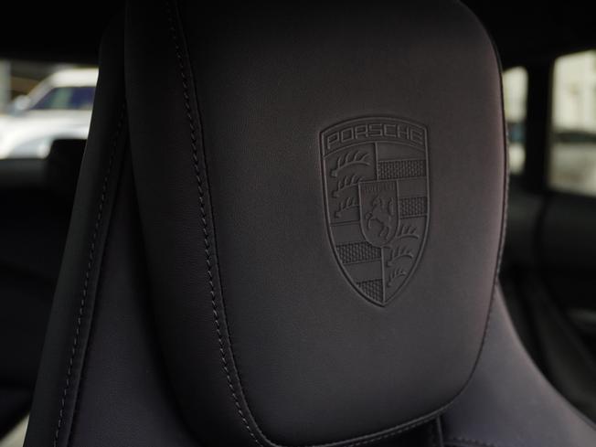 PORSCHE Taycan Photo 15