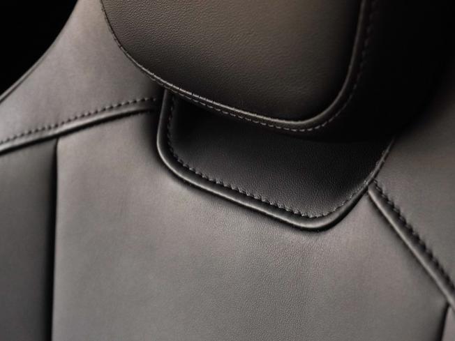 PORSCHE Taycan Photo 16