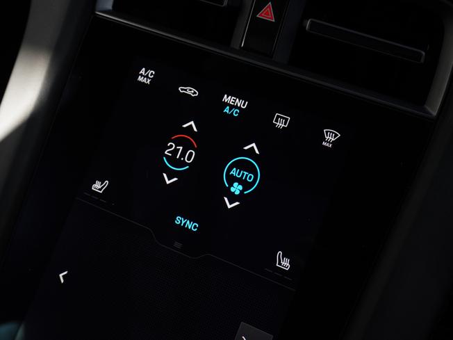 PORSCHE Taycan Photo 24