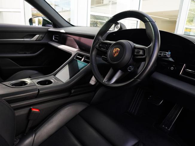 PORSCHE Taycan Photo 8