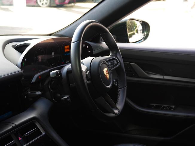 PORSCHE Taycan Photo 9