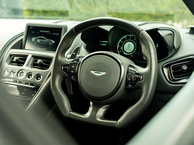 ASTON MARTIN DBS Photo 10
