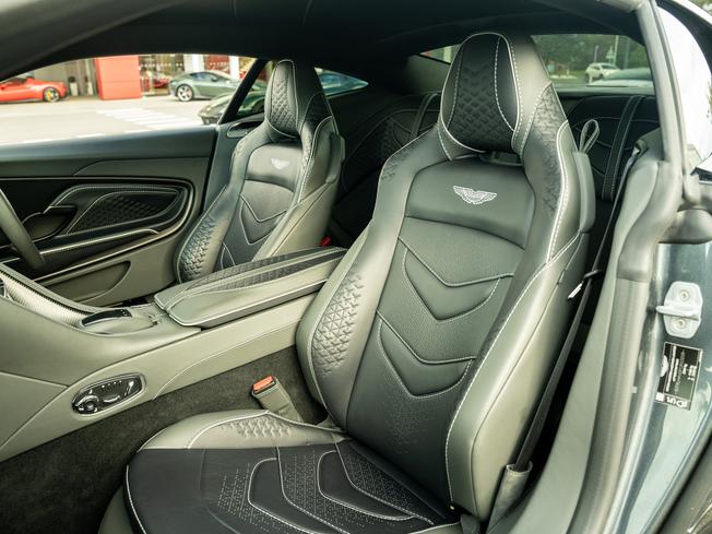 ASTON MARTIN DBS Photo 11