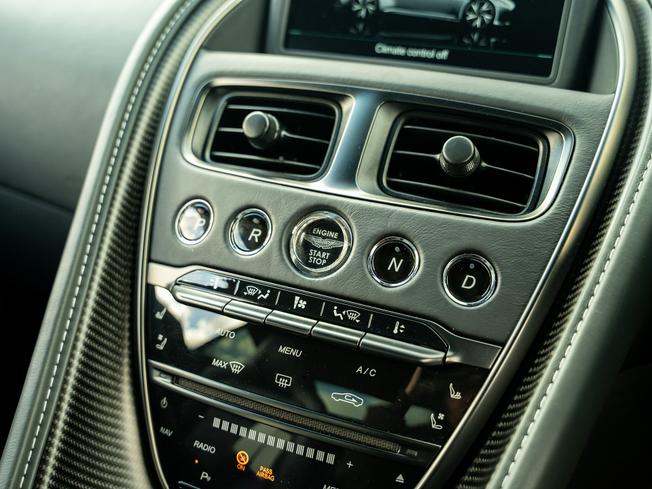 ASTON MARTIN DBS Photo 13
