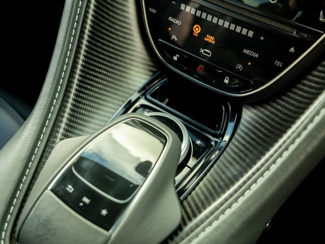 ASTON MARTIN DBS Photo 14