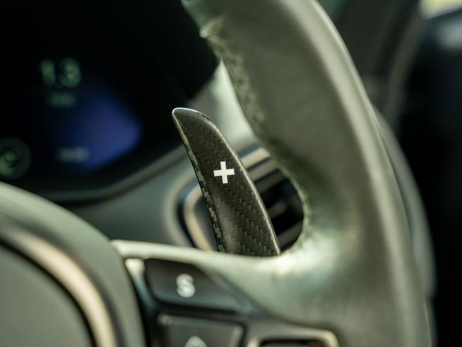 ASTON MARTIN DBS Photo 15