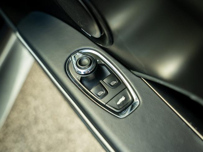 ASTON MARTIN DBS Photo 16