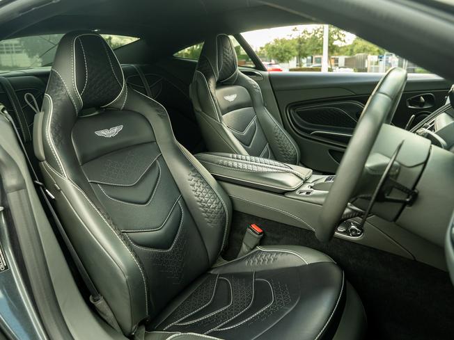ASTON MARTIN DBS Photo 18
