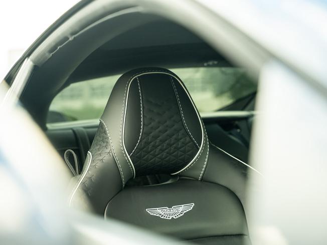ASTON MARTIN DBS Photo 19