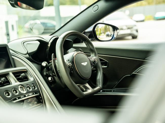 ASTON MARTIN DBS Photo 20