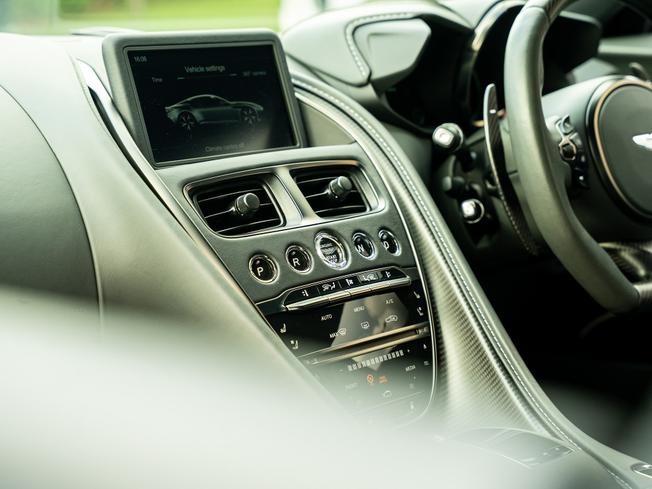 ASTON MARTIN DBS Photo 21