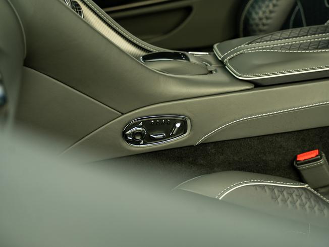 ASTON MARTIN DBS Photo 24