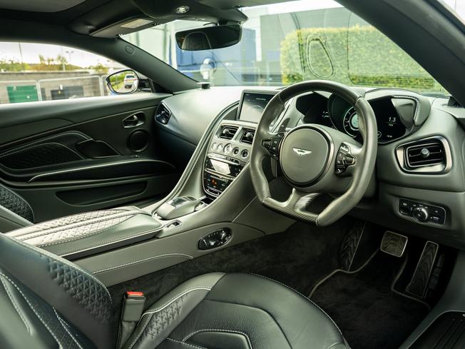 ASTON MARTIN DBS Photo 3