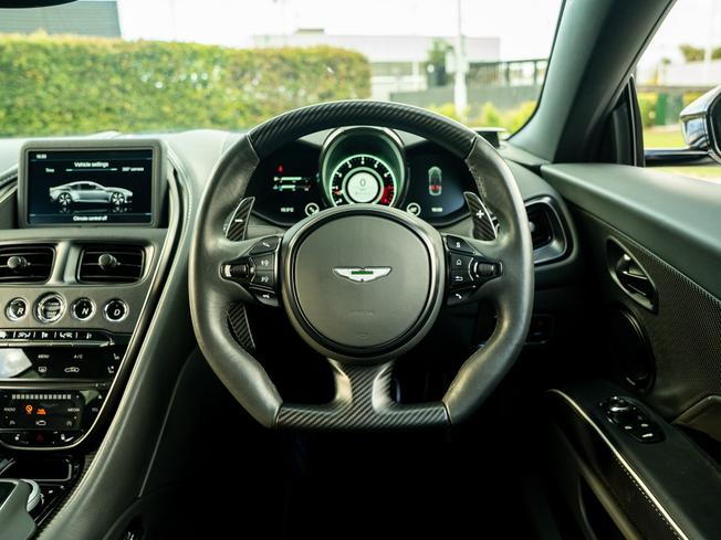 ASTON MARTIN DBS Photo 30