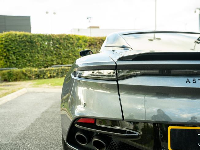 ASTON MARTIN DBS Photo 32