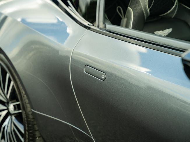 ASTON MARTIN DBS Photo 34
