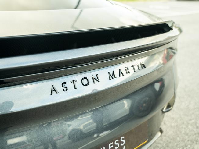 ASTON MARTIN DBS Photo 7