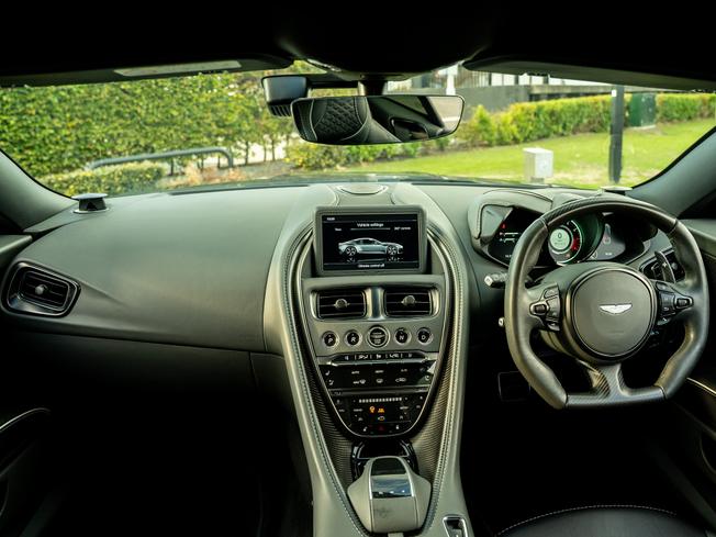 ASTON MARTIN DBS Photo 9