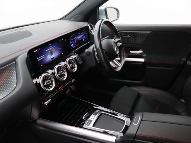 MERCEDES-BENZ Eqa Photo 3