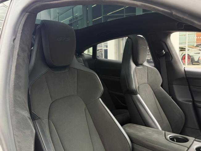 PORSCHE Taycan Photo 11