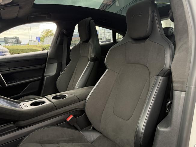 PORSCHE Taycan Photo 13