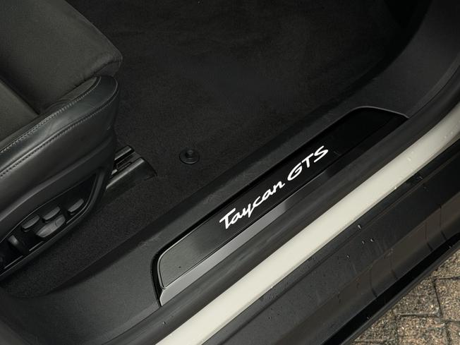 PORSCHE Taycan Photo 16